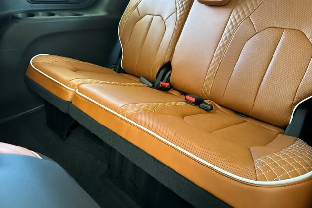 New 2026 Chrysler Pacifica Pinnacle image 13