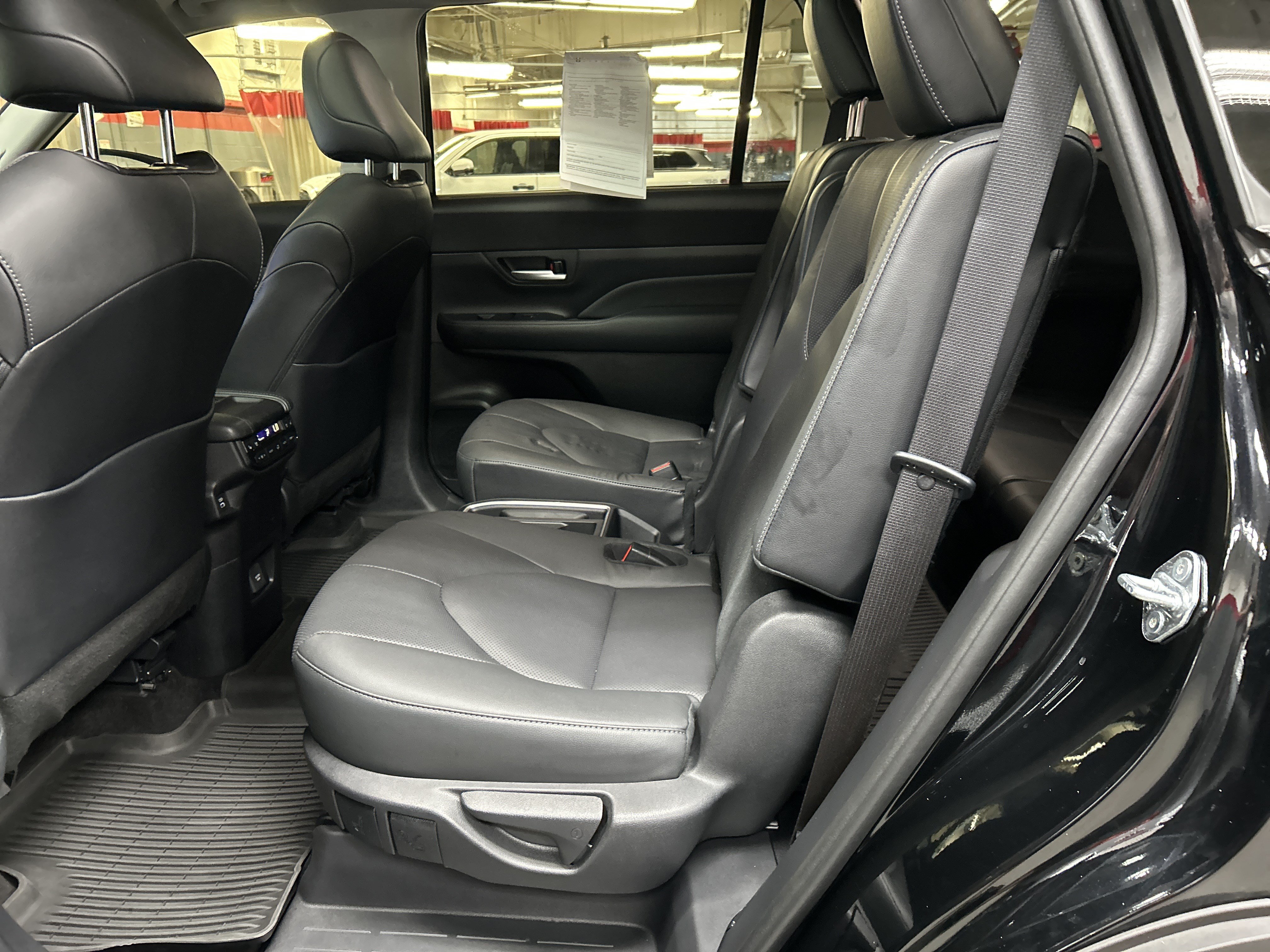 Used 2024 Toyota Grand Highlander AWD image 31