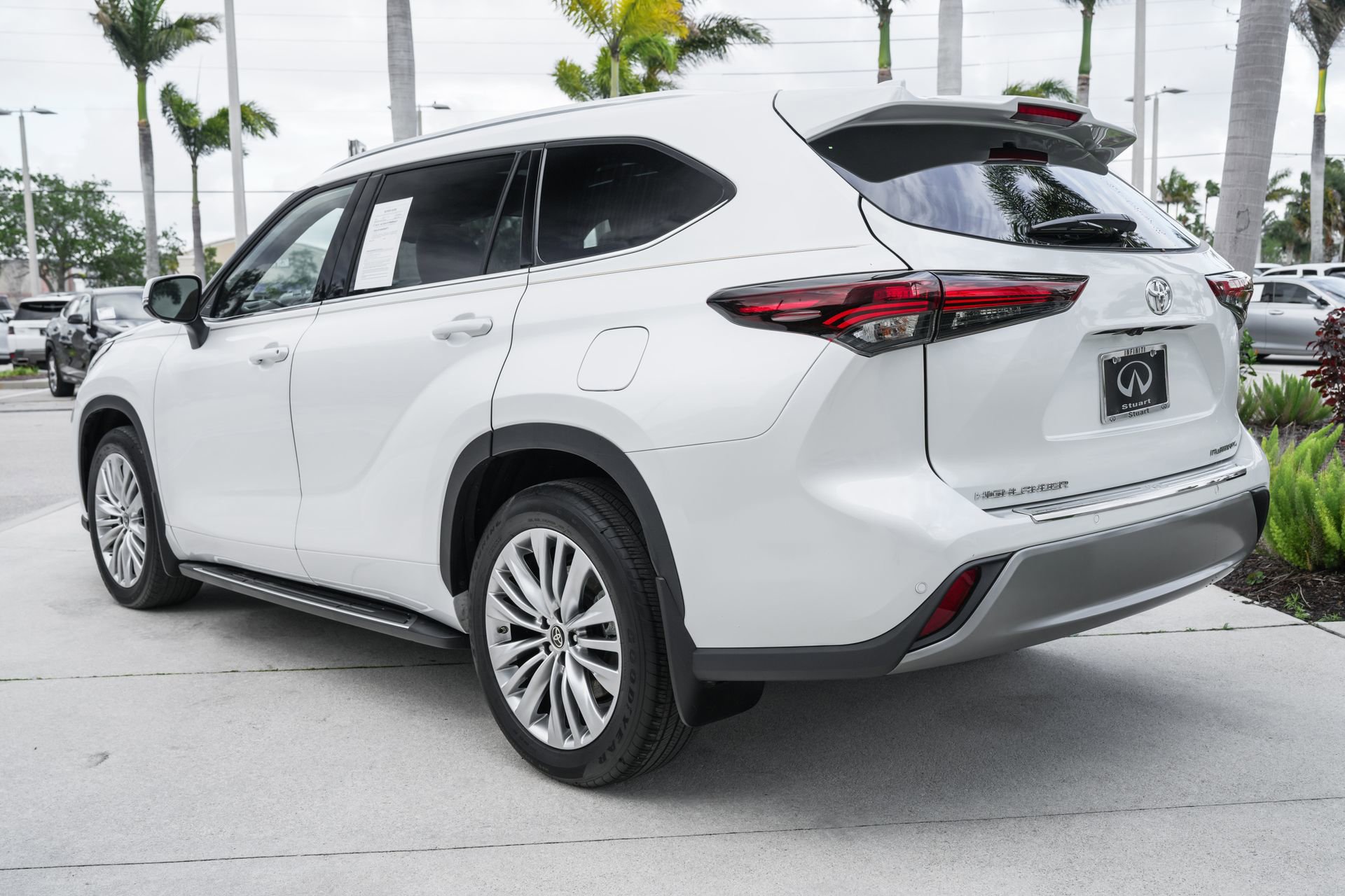 Used 2024 Toyota Highlander Platinum image 23