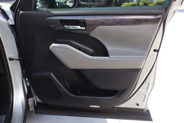 Used 2020 Toyota Highlander Limited FWD image 31