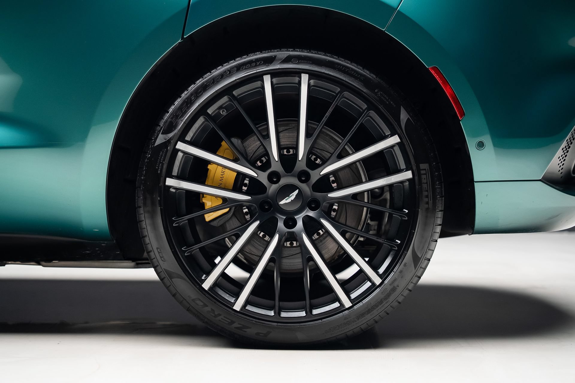 Used 2023 Aston Martin DBX AWD/4WD image 21