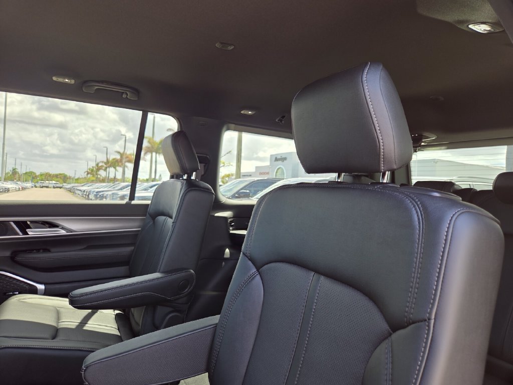 New 2026 Jeep Grand Wagoneer Limited AWD/4WD image 9