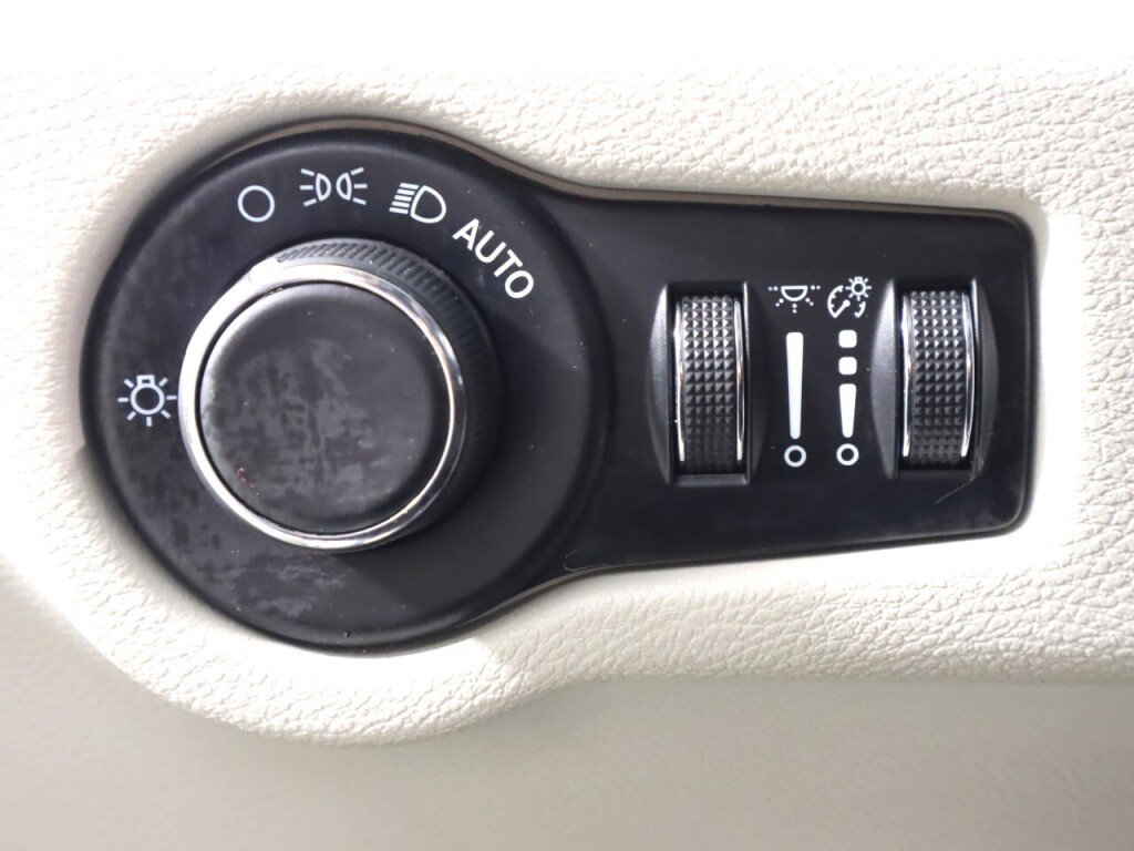 Used 2023 Chrysler Voyager LX FWD image 10
