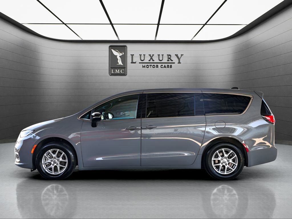 Used 2025 Chrysler Pacifica Select image 5