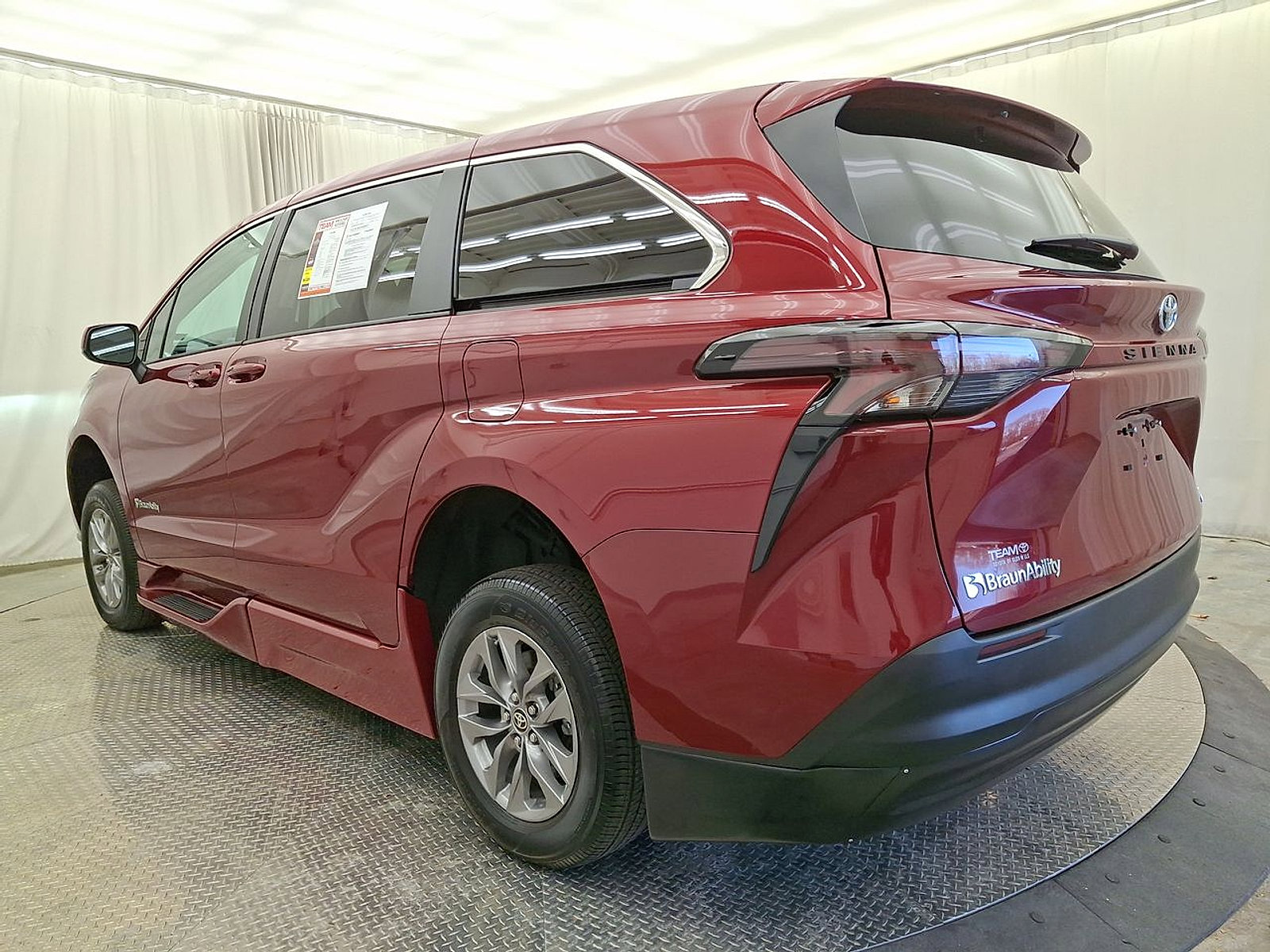 Used 2024 Toyota Sienna LE FWD image 21
