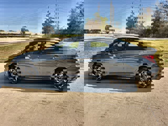 Used 2025 Hyundai Elantra Sport image 4