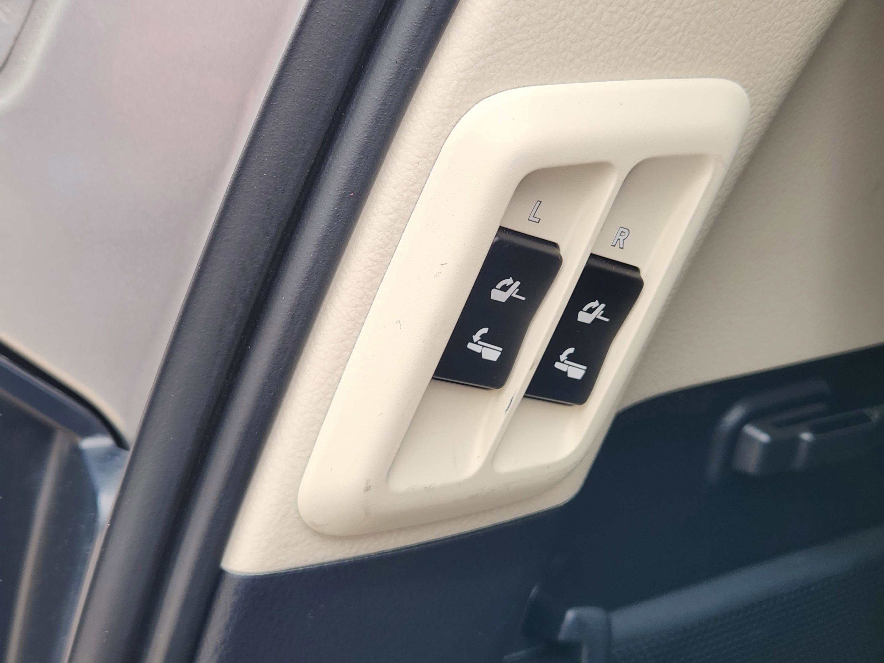 Used 2022 Lexus GX 460 Premium w/ Accessory Package AWD/4WD image 34