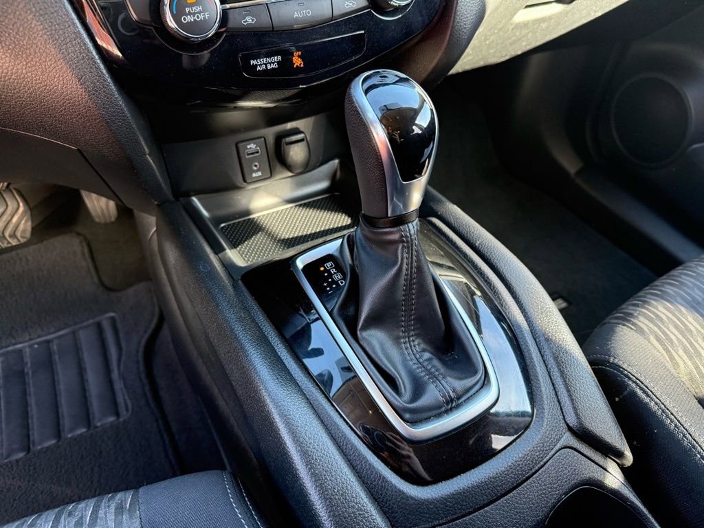 Used 2017 Nissan Rogue SV image 19