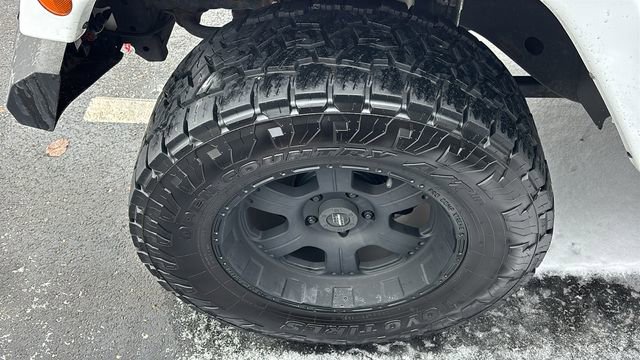 Used 2017 Jeep Wrangler Unlimited Sahara w/ Connectivity Group image 31