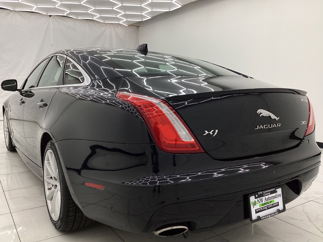 Used 2018 Jaguar XJ R-Sport image 11