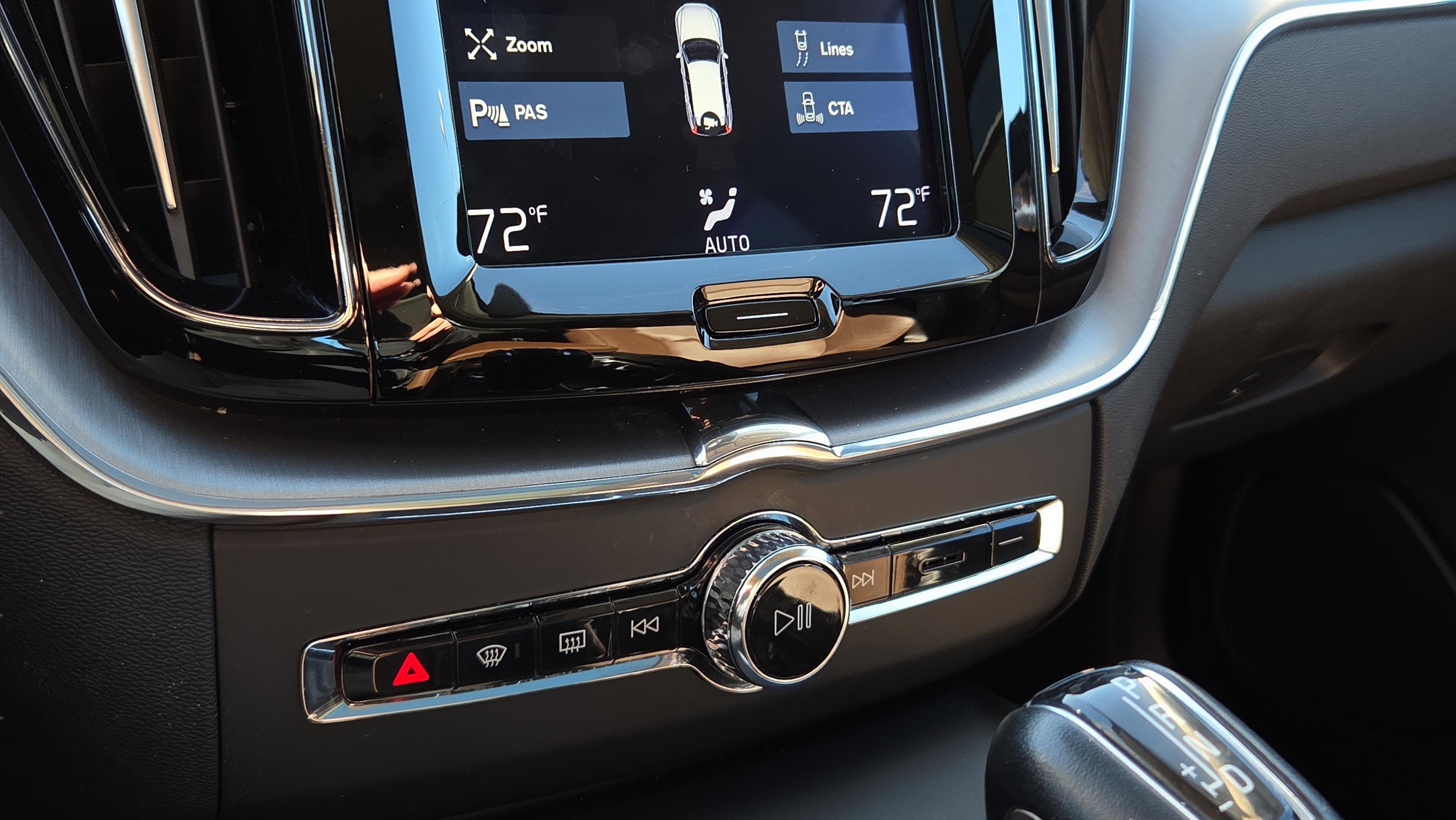 Used 2020 Volvo XC60 T5 Momentum image 18