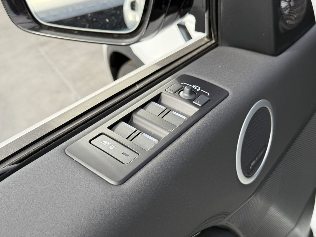 New 2025 Land Rover Discovery S image 9