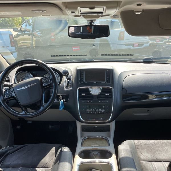 Used 2015 Chrysler Town & Country Limited image 19