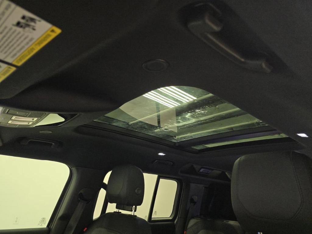 Used 2023 Land Rover Defender 110 X-Dynamic SE image 8