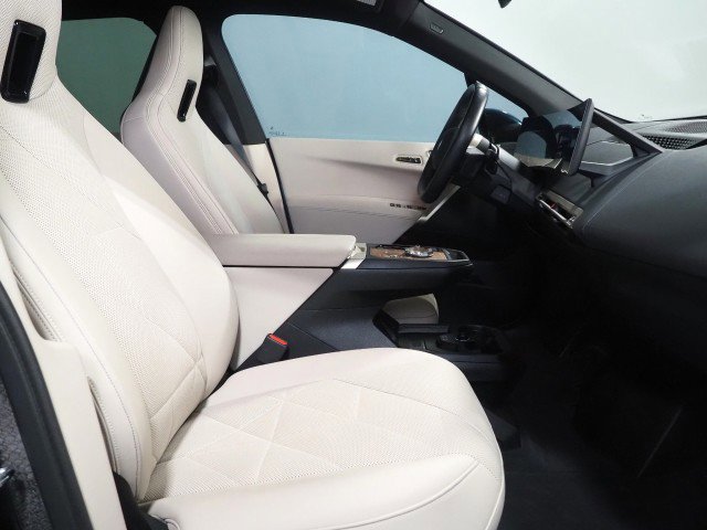 Used 2023 BMW iX xDrive50 w/ Premium Package AWD/4WD image 15