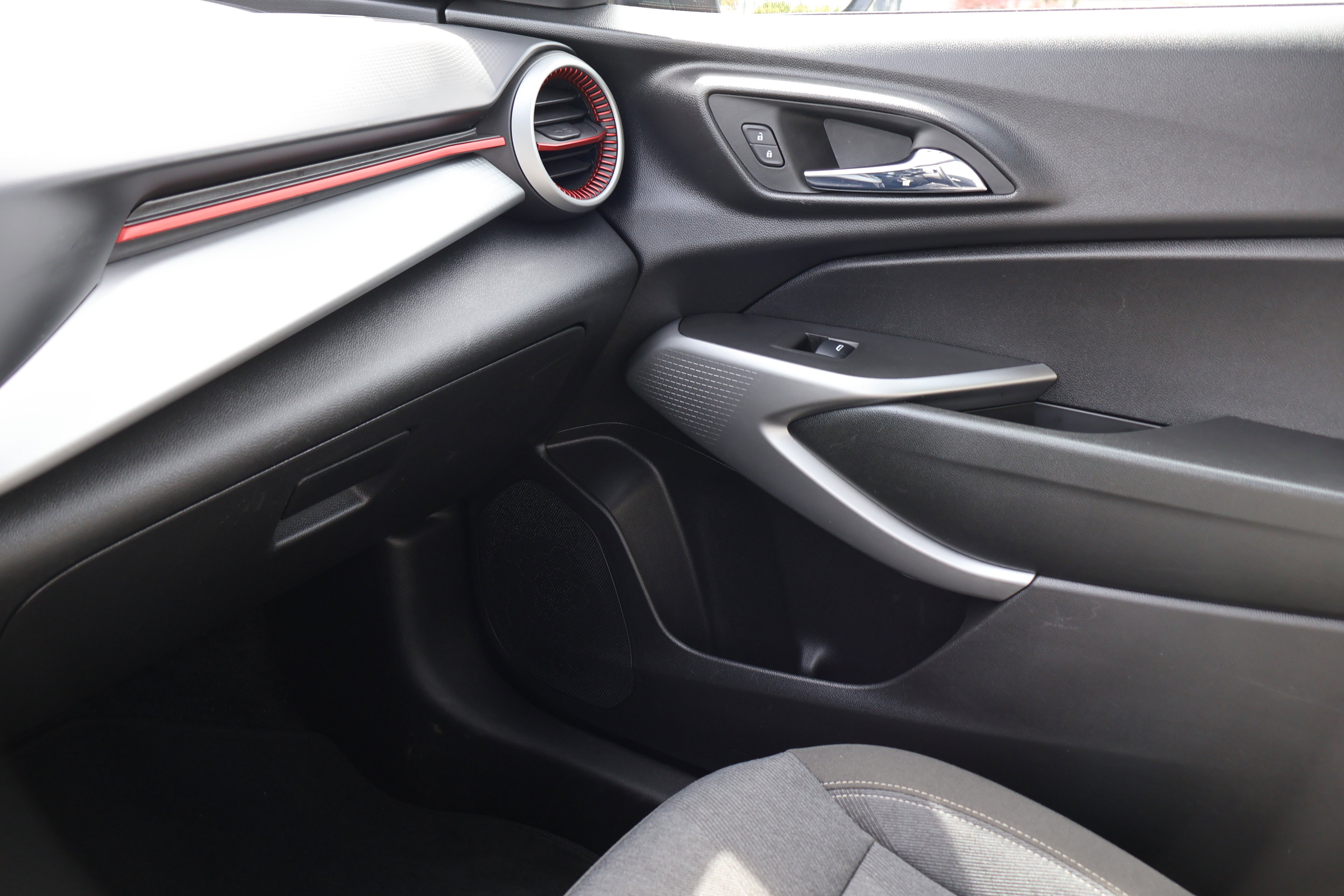 Used 2024 Chevrolet Trax RS w/ Driver Confidence Package image 37