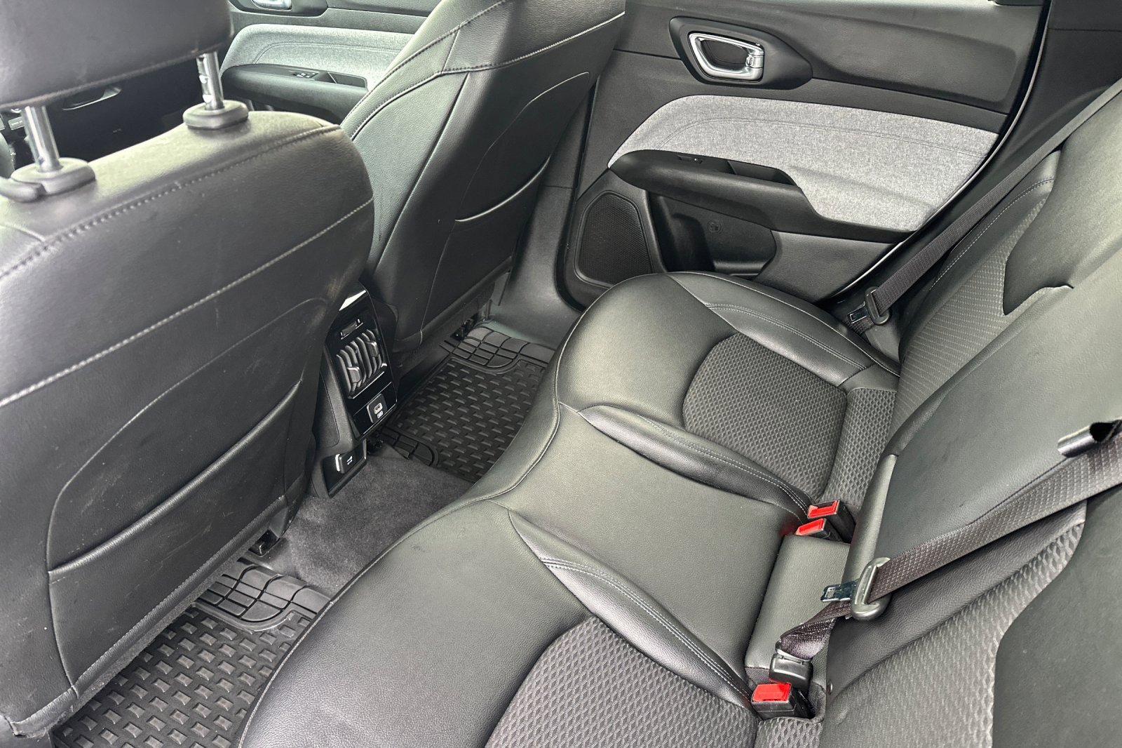 Used 2024 Jeep Compass Latitude image 13