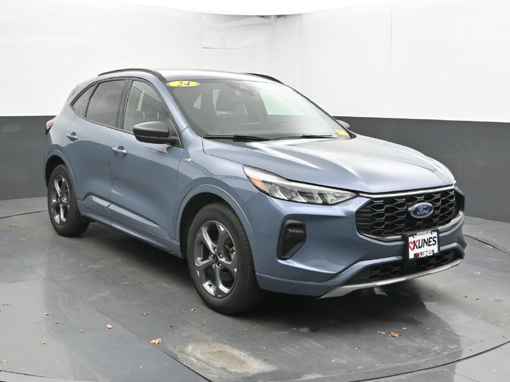 Used 2024 Ford Escape ST-Line w/ Cold Weather Package FWD image 5