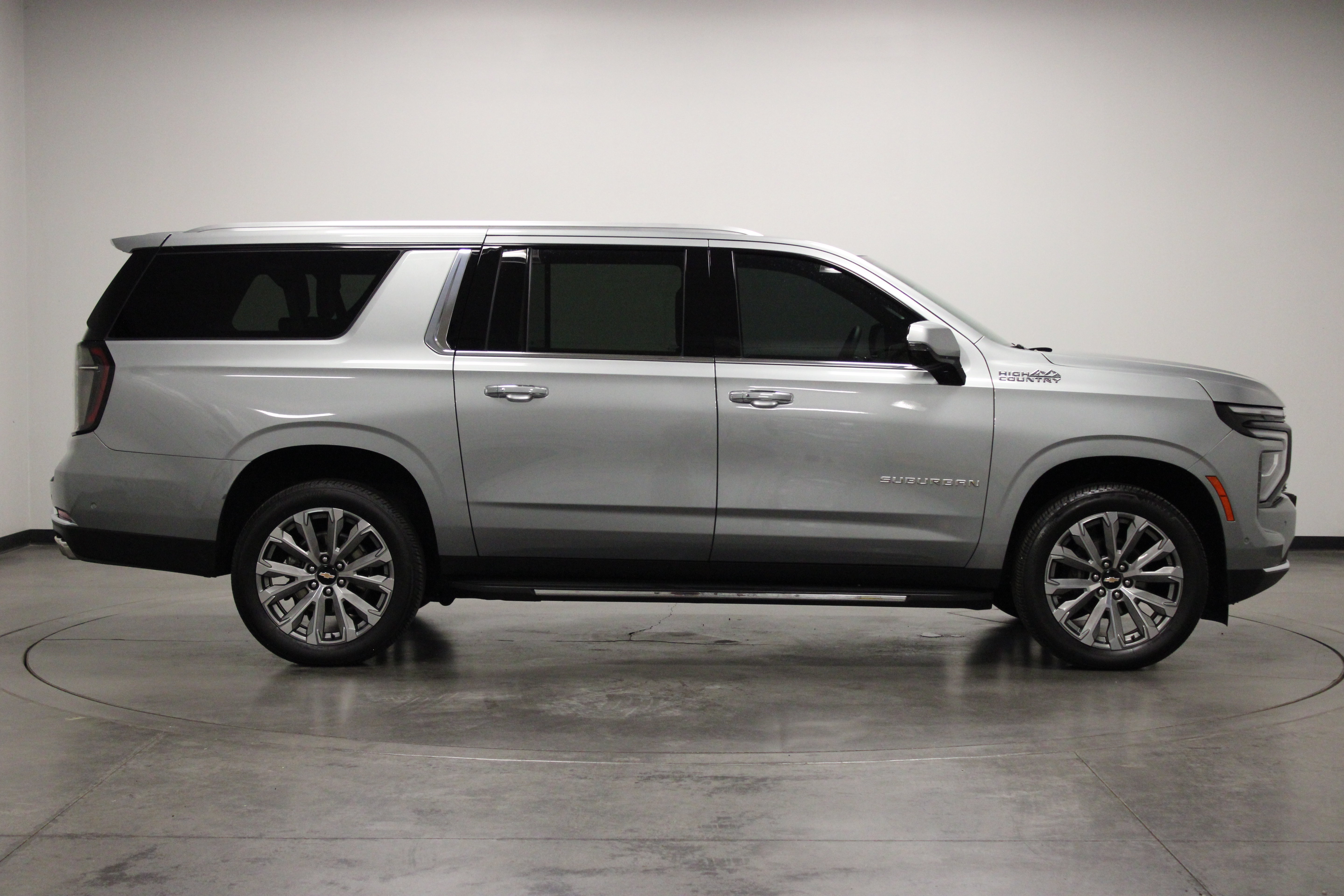 Used 2025 Chevrolet Suburban High Country AWD/4WD image 9