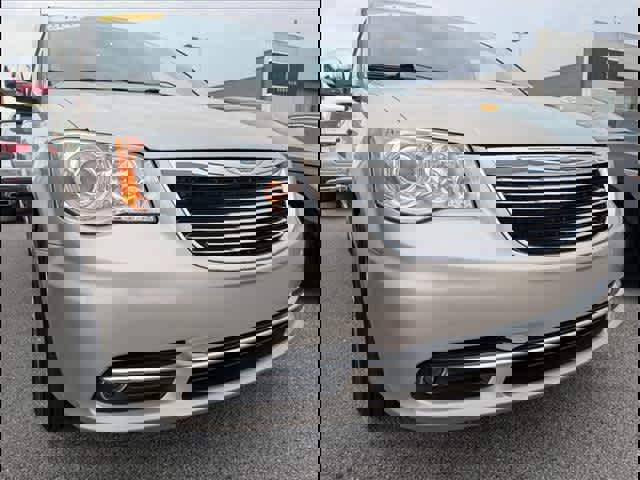 Used 2015 Chrysler Town & Country Limited Platinum image 25