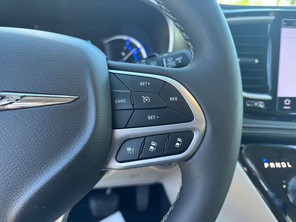 Used 2024 Chrysler Pacifica Select image 30