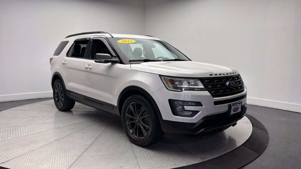 Used 2017 Ford Explorer XLT w/ Equipment Group 202A AWD/4WD image 46