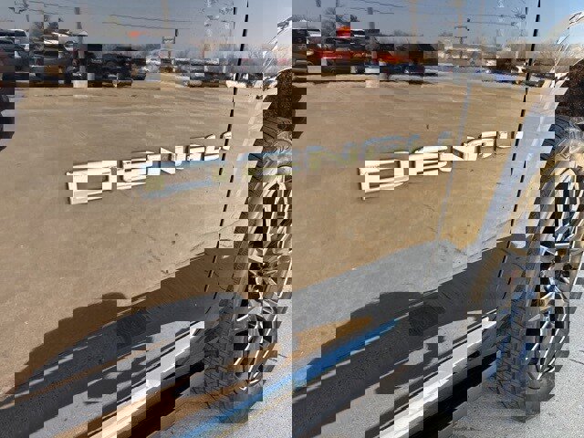 Used 2024 GMC Yukon Denali w/ Advanced Technology Package image 8