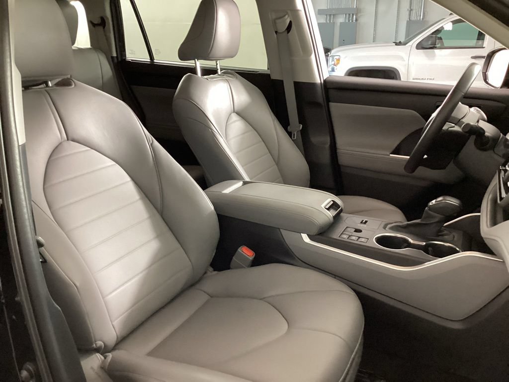 Used 2024 Toyota Highlander XLE AWD/4WD image 19