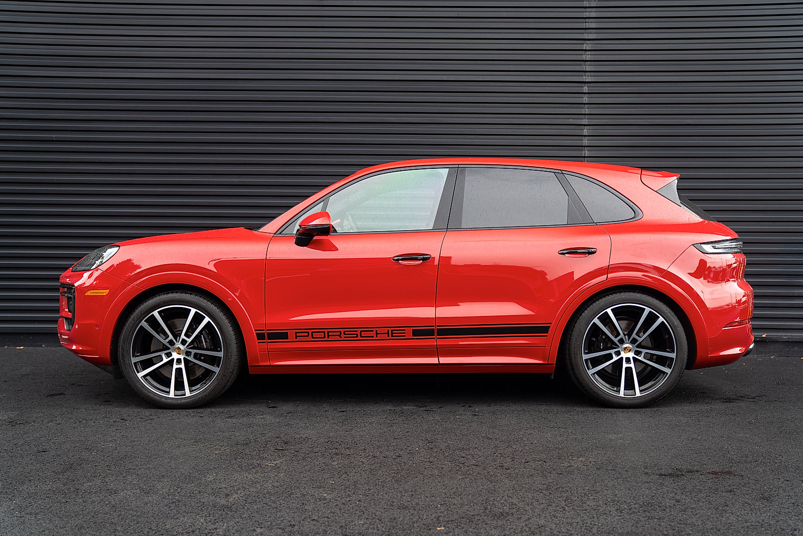 Used 2025 Porsche Cayenne GTS AWD/4WD image 2