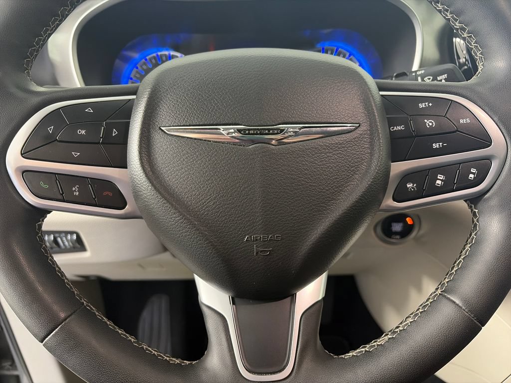 Used 2022 Chrysler Pacifica Touring-L FWD image 15