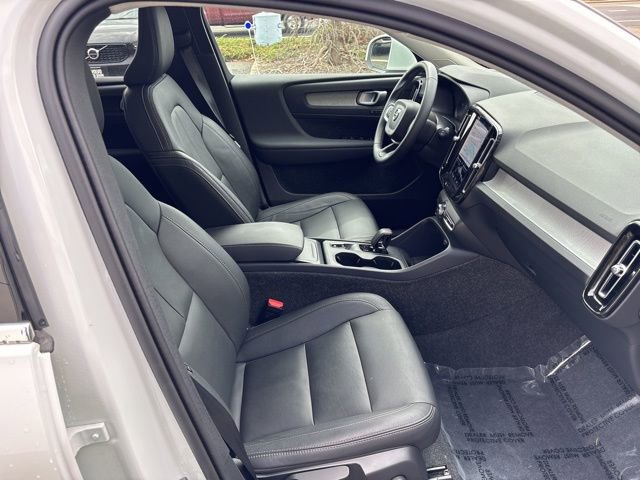 Used 2025 Volvo XC40 B5 Core image 16
