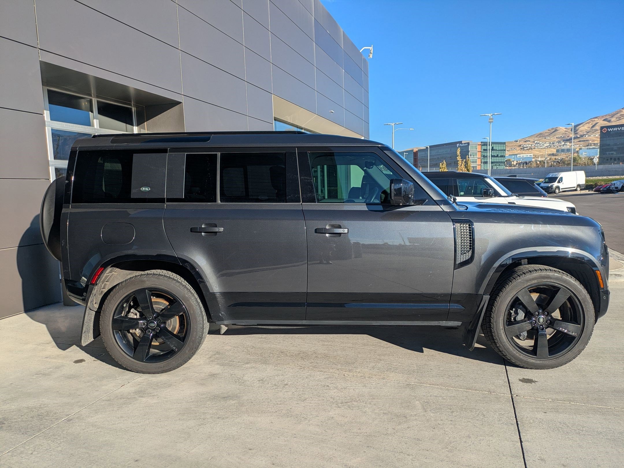 Used 2024 Land Rover Defender 110 X-Dynamic SE image 5