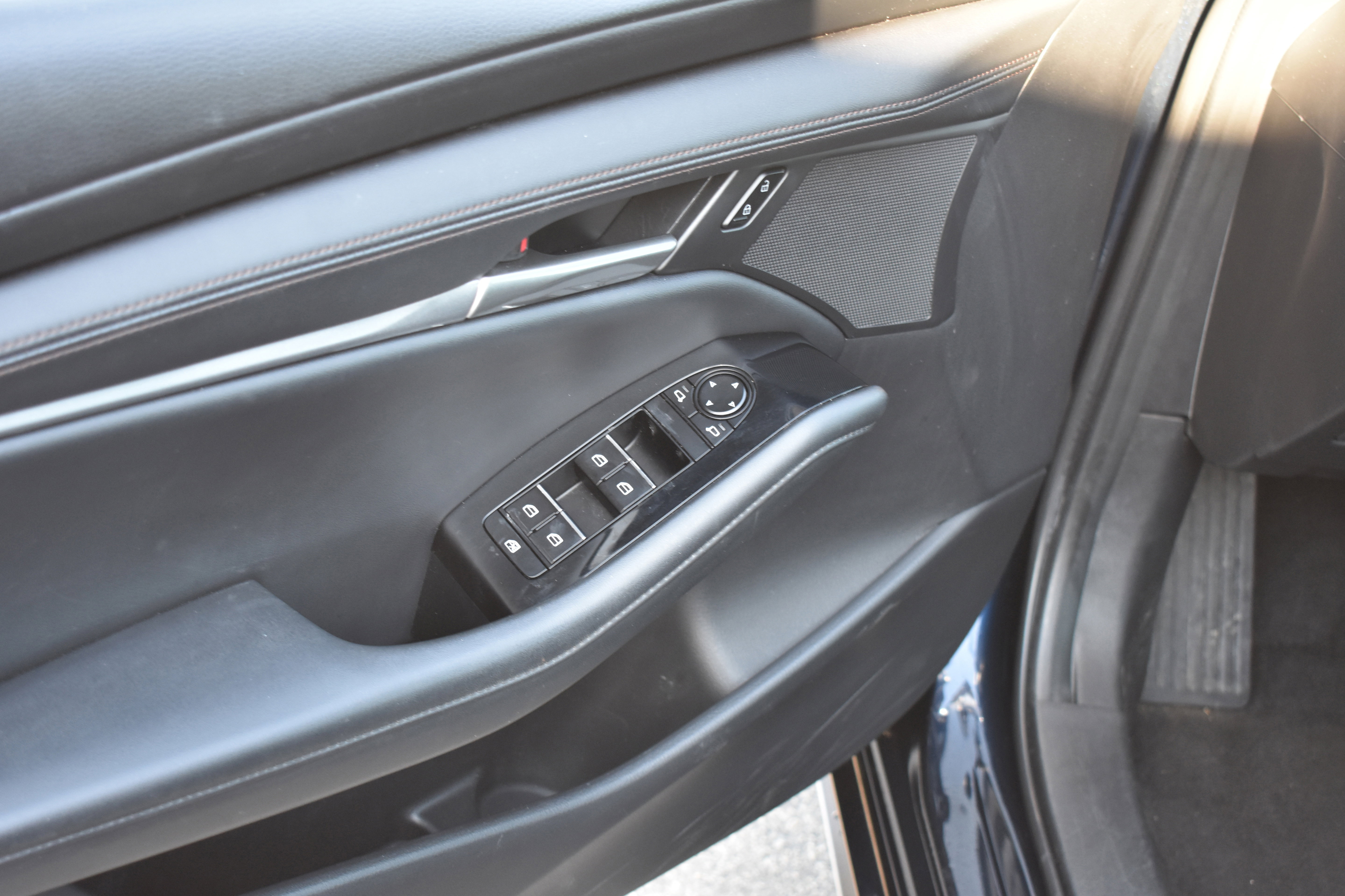 Used 2024 MAZDA MAZDA3 s image 24