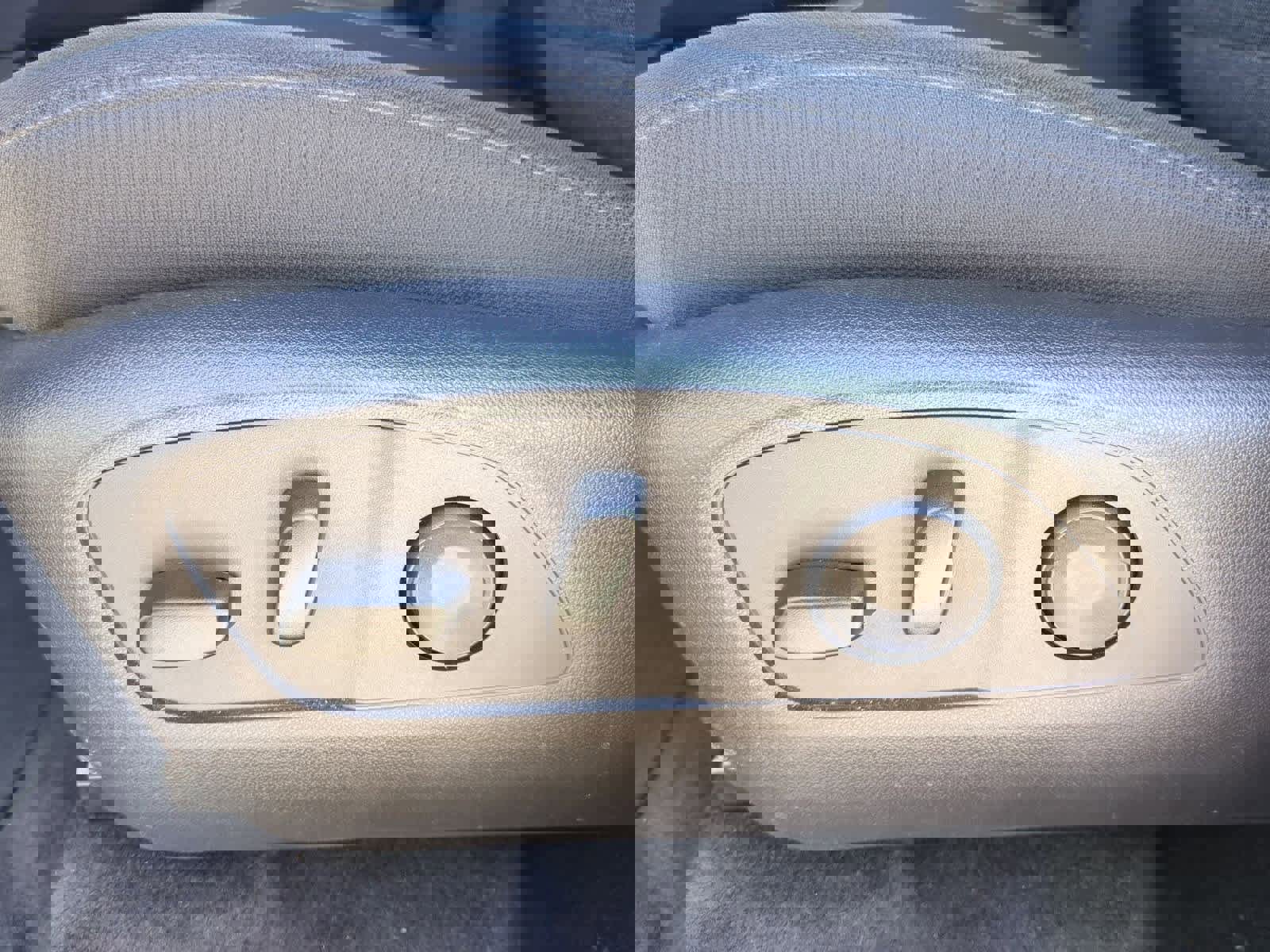 Used 2025 GMC Acadia Elevation image 16