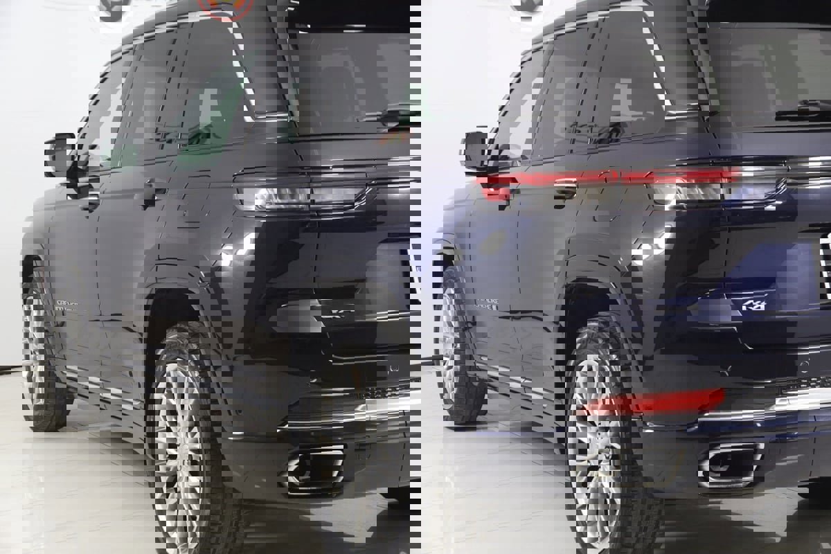 Used 2023 Jeep Grand Cherokee Summit w/ Luxury Tech Group V image 28