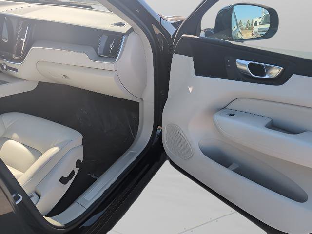 Used 2023 Volvo XC60 B5 Plus image 24