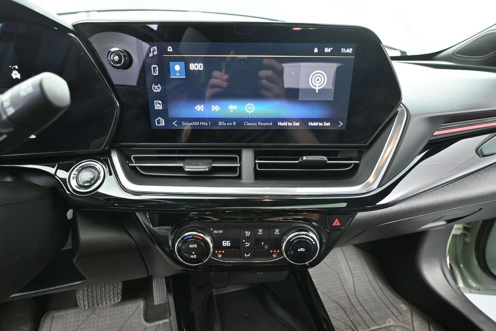 Used 2024 Chevrolet Trax RS w/ Sunroof Package FWD image 24