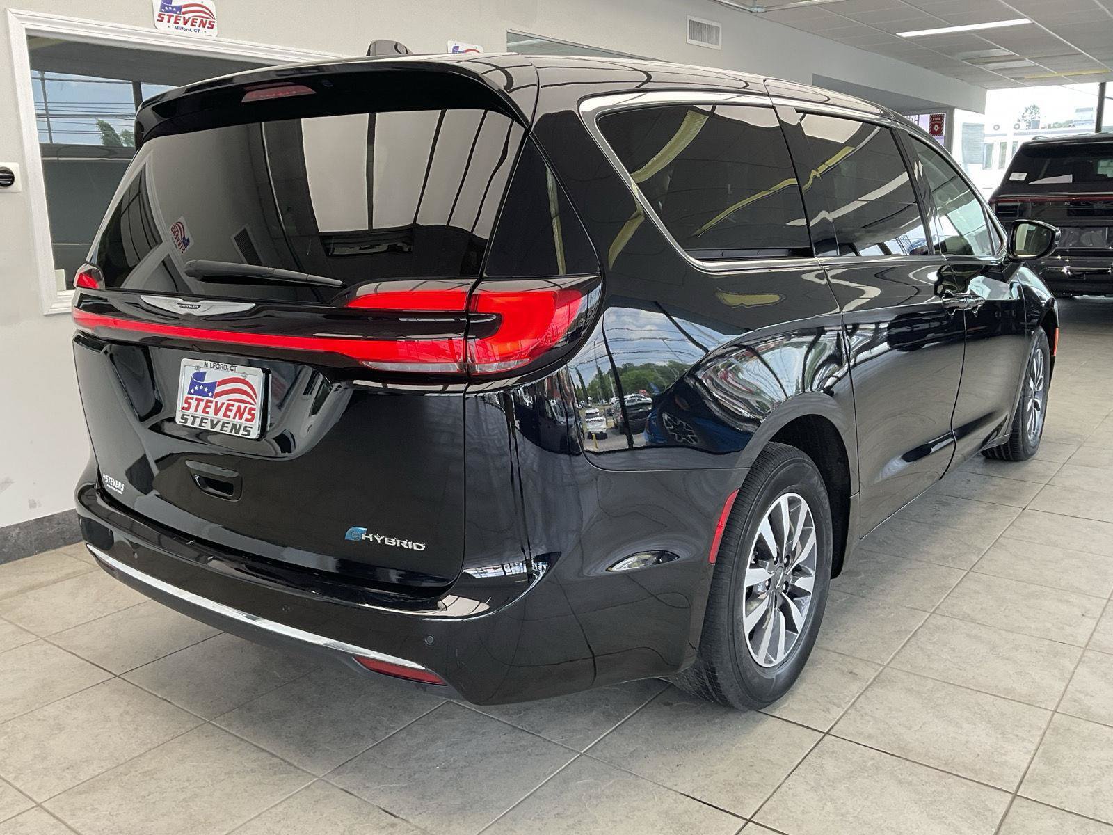 Used 2024 Chrysler Pacifica Limited FWD image 5