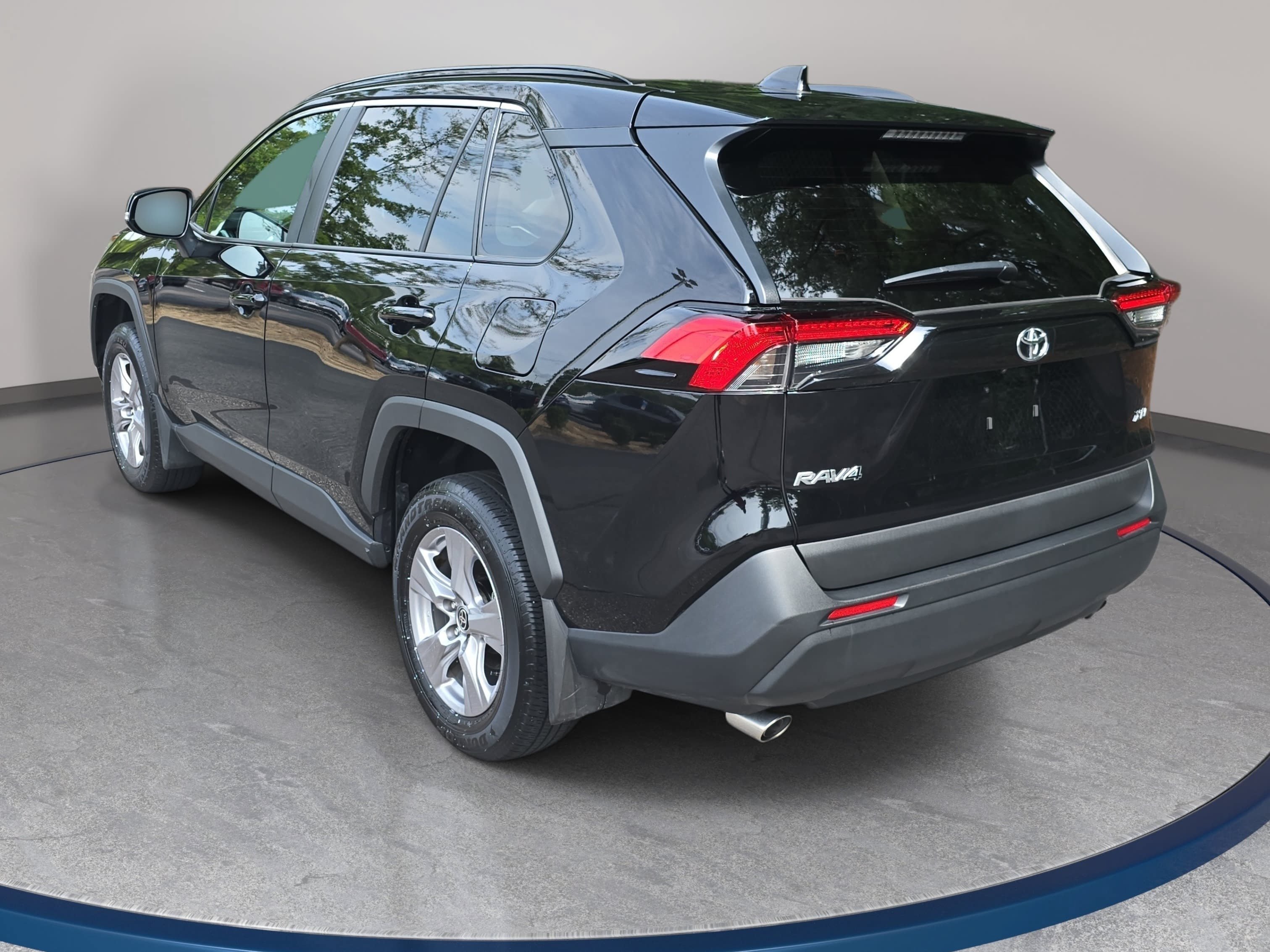 Used 2025 Toyota RAV4 XLE w/ Convenience Package FWD image 7