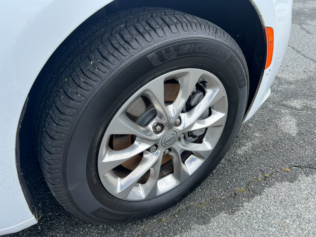 Used 2023 Chrysler Pacifica Touring-L image 12