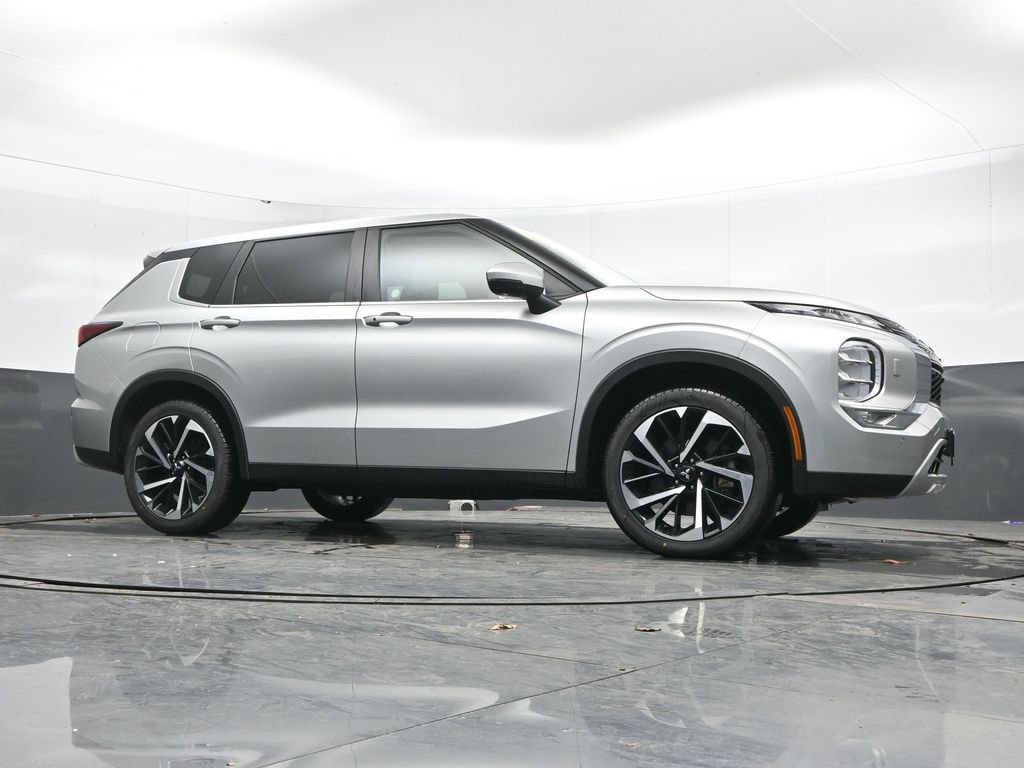Used 2024 Mitsubishi Outlander SE image 46