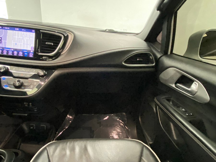 Used 2018 Chrysler Pacifica Limited w/ S Appearance Package FWD image 26
