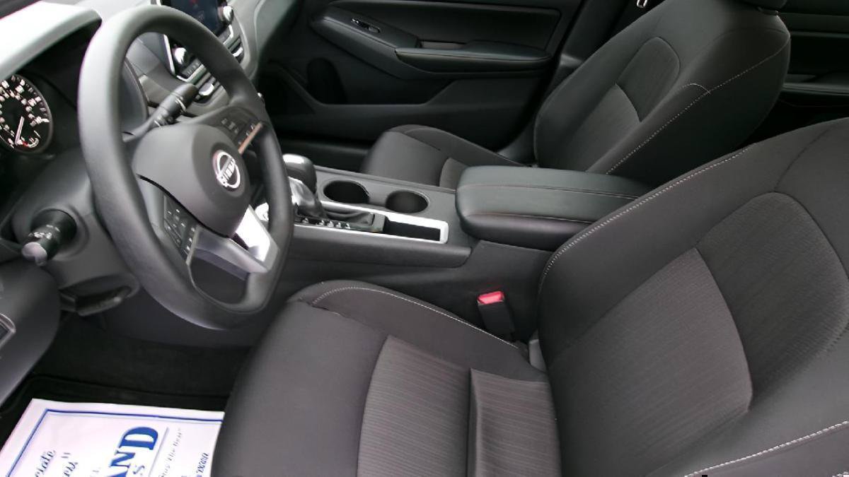 Used 2025 Nissan Altima 2.5 SV FWD image 13