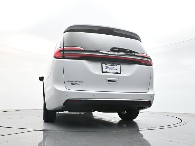 Used 2023 Chrysler Pacifica Touring-L FWD image 47