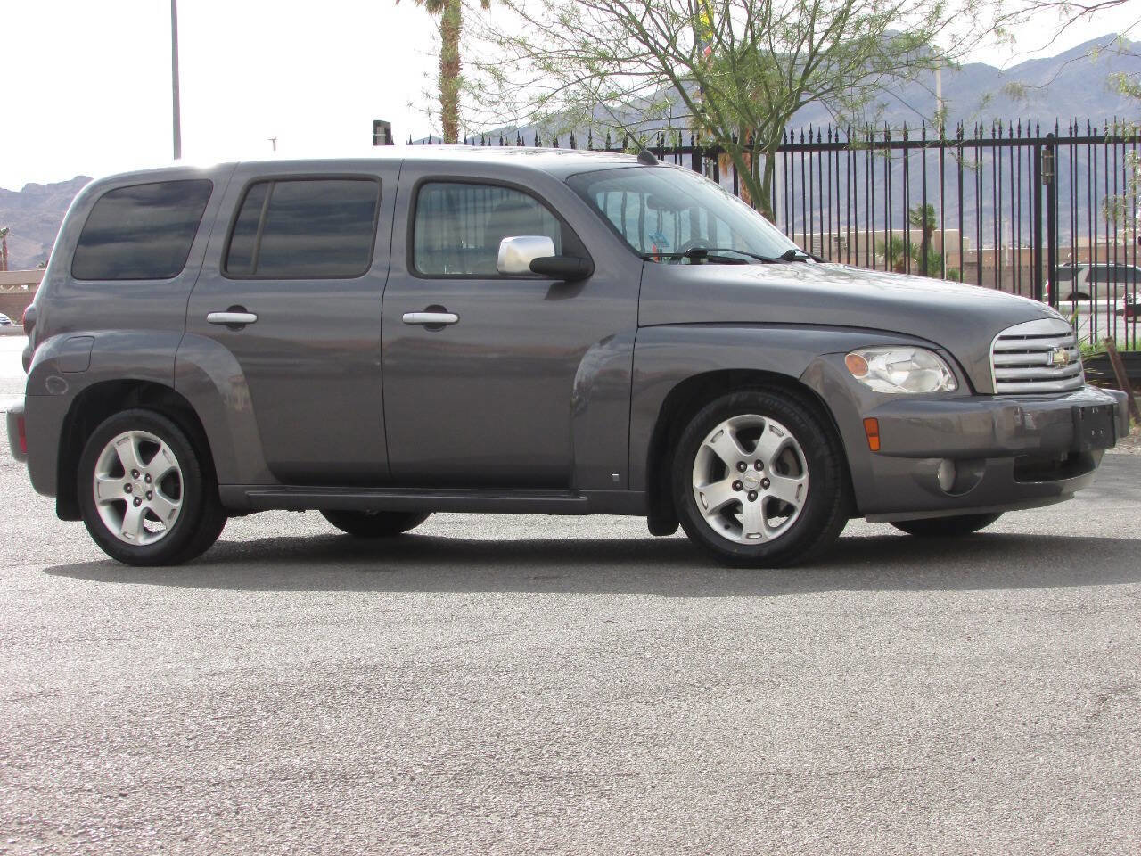 Used 2006 Chevrolet HHR LT FWD image 2