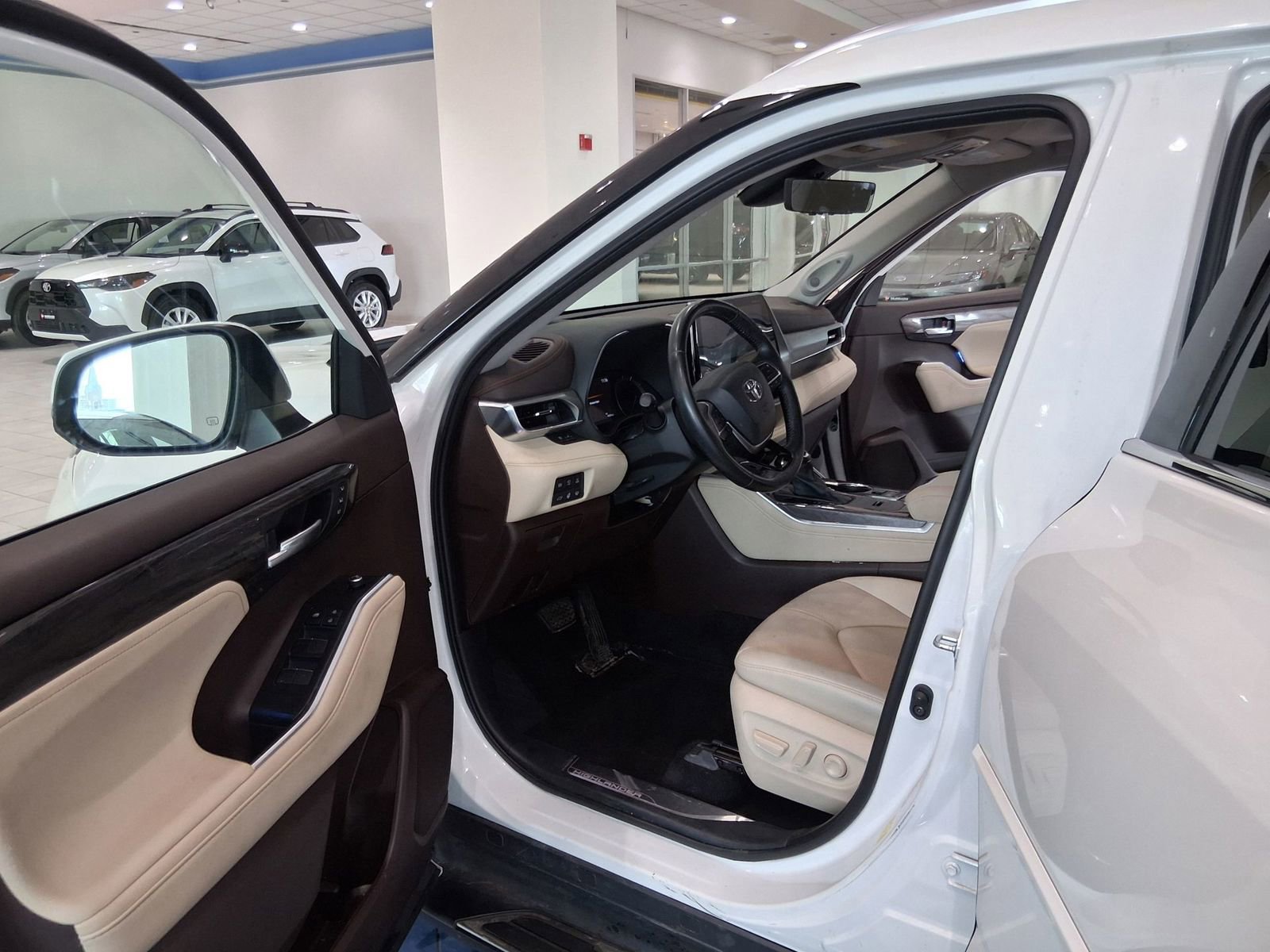 Used 2025 Toyota Highlander XLE image 15