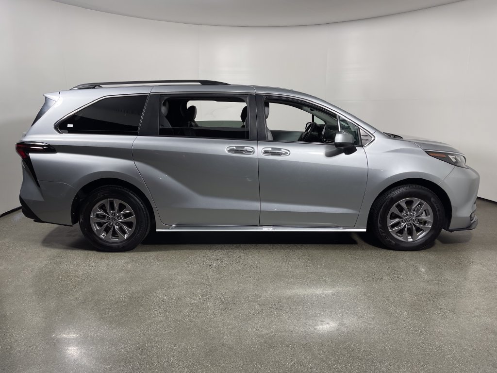 Certified 2025 Toyota Sienna XLE FWD image 2