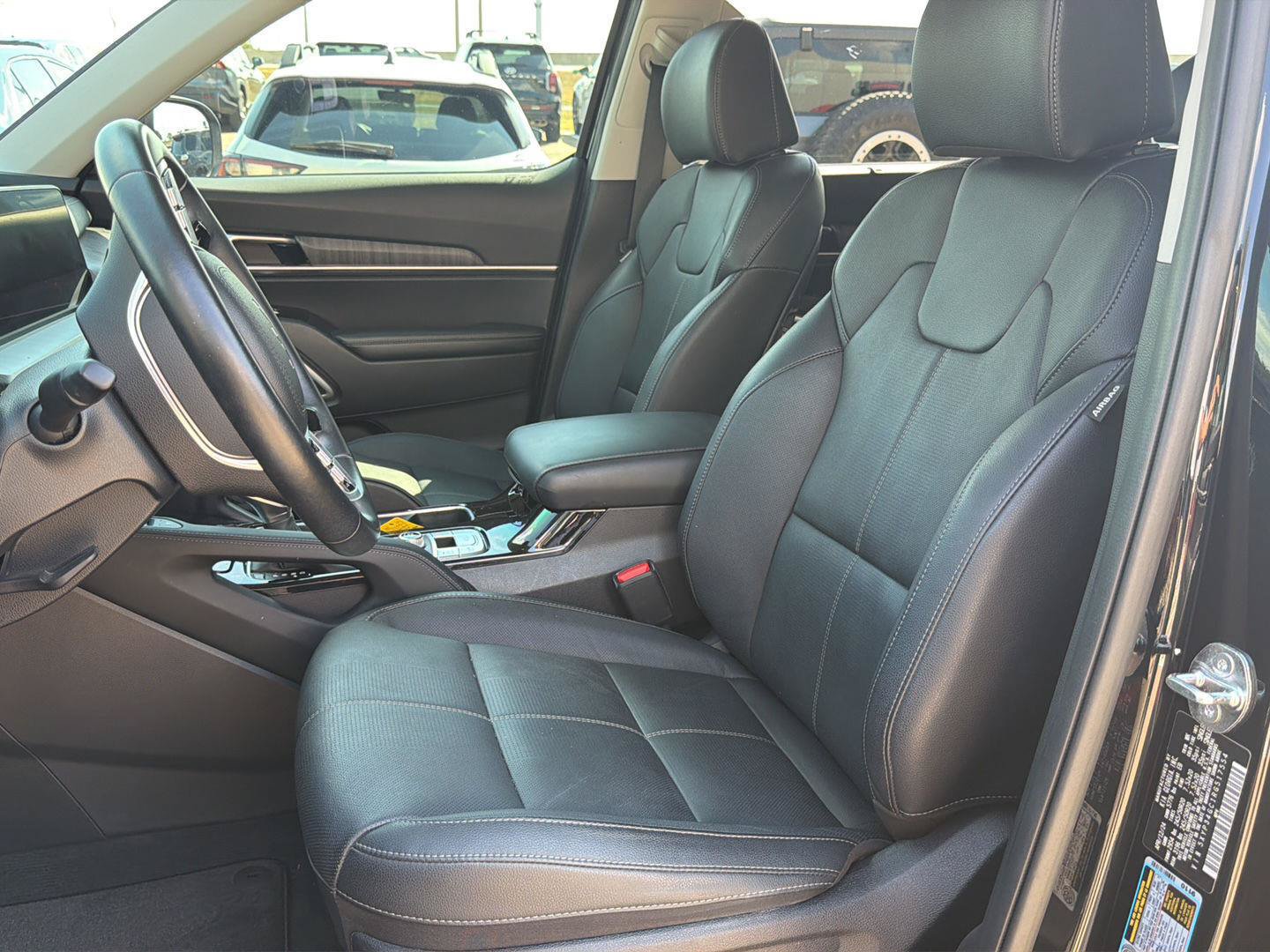 Used 2024 Kia Telluride EX w/ EX Captain's Chair Package FWD image 12