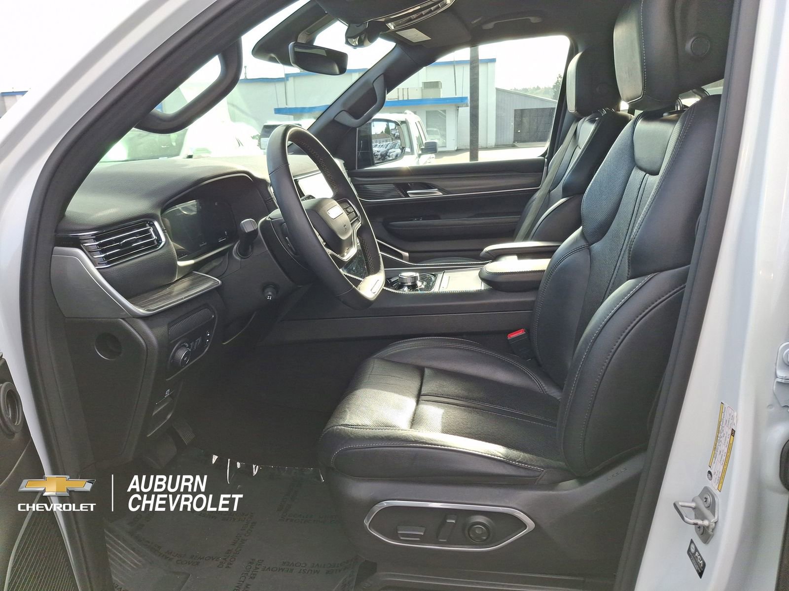 Used 2023 Jeep Wagoneer L Series II AWD/4WD image 20