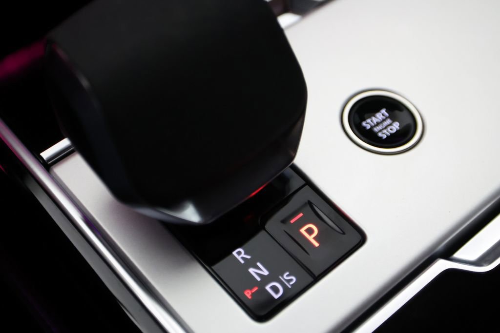 Used 2025 Land Rover Range Rover SE AWD/4WD image 24